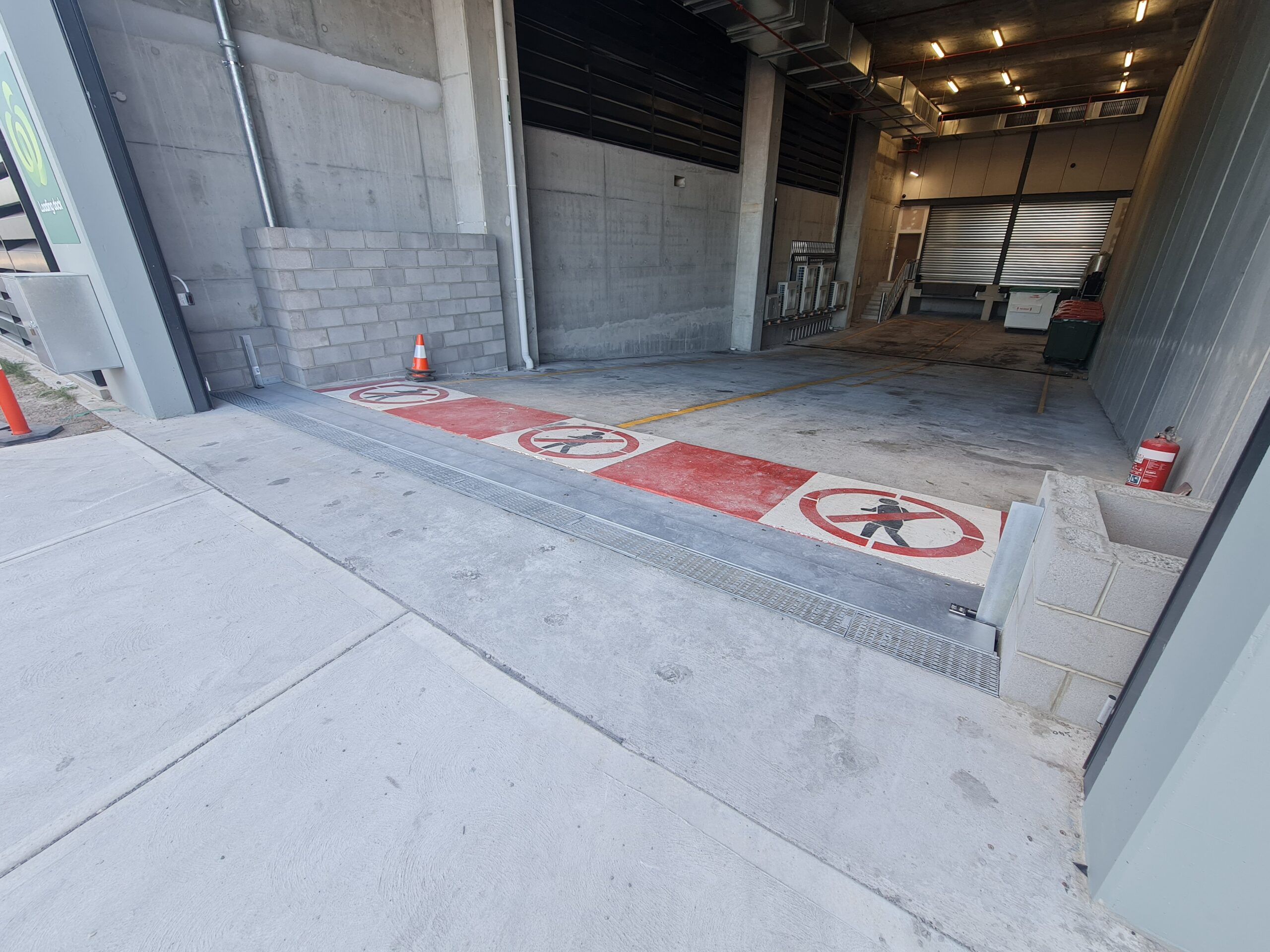 automatic-loading-dock-flood-barrier-spotswood-vic