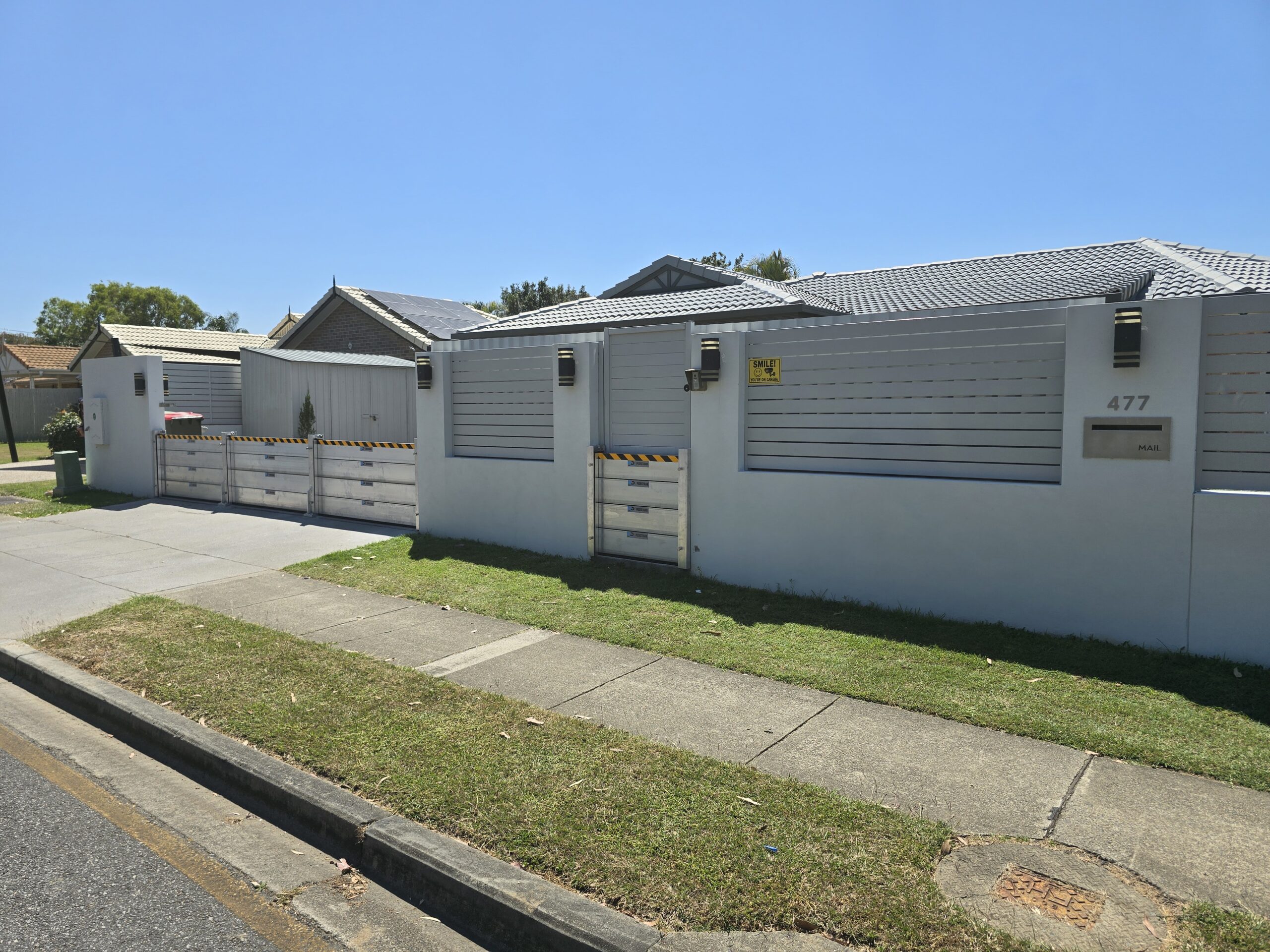demountable-residential-flood-barrier-bald hills-qld-2a residential flood barrier system protecting multiple entry points including driveway and pedestrian access