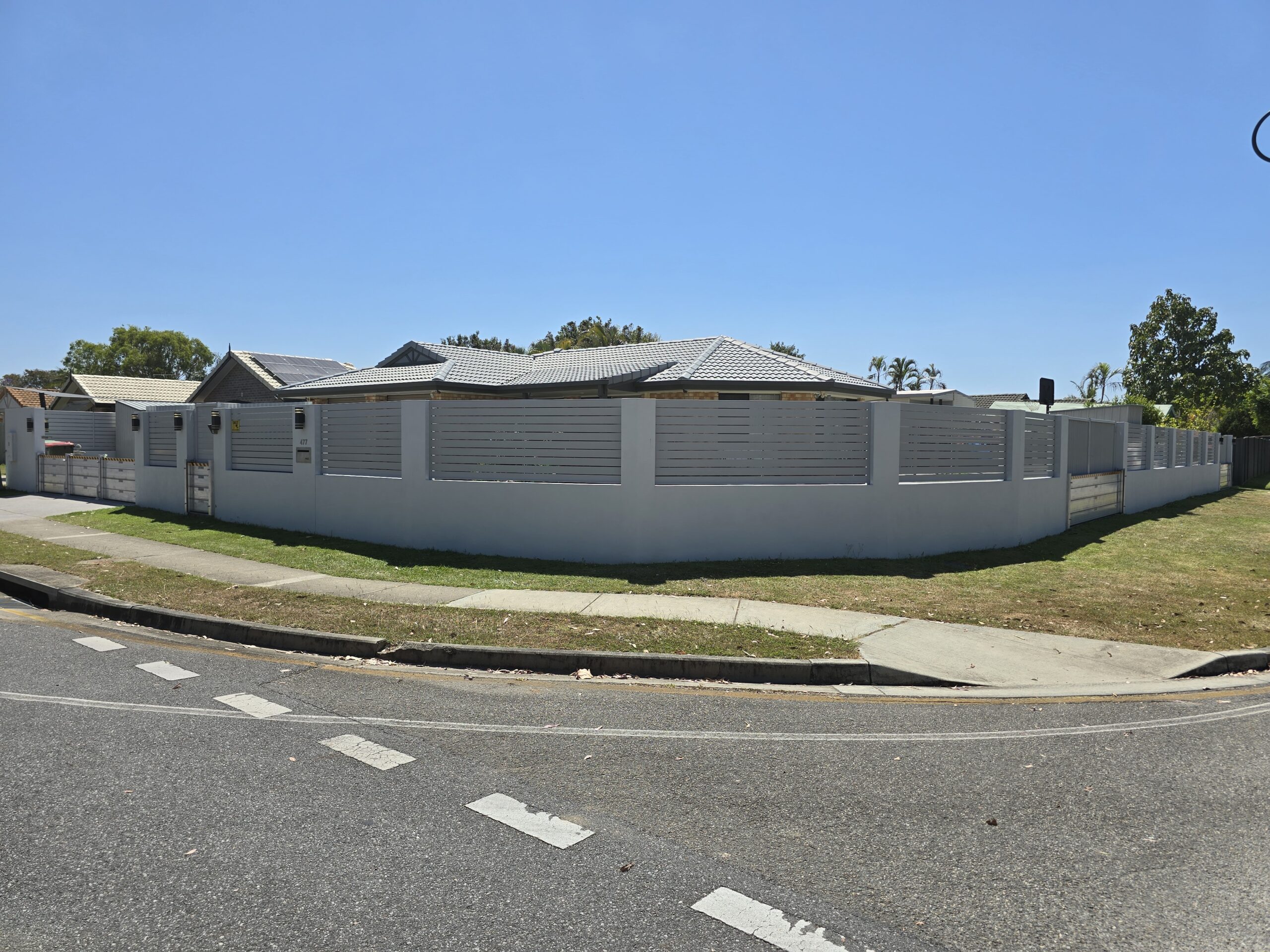 demountable-residential-flood-barrier-bald hills-qld-3a demountable flood barriers installed at property adjacent to creek to prevent floodwater ingress